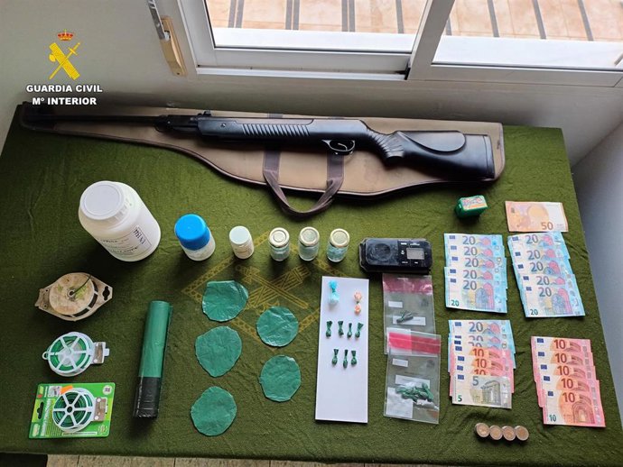 Droga y material intervenido en la operación