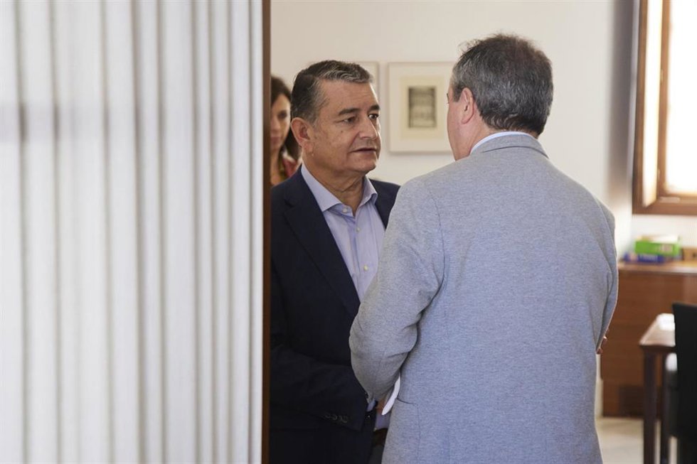 Archivo - El consejero de Presidencia, Interior y Diálogo Social de la Junta de Andalucía, Antonio Sanz, (i) recibe al secretario general del PSOE de Andalucía y Portavoz del Grupo Parlamentario Socialista, Juan Espadas, (d) en una imagen de archivo