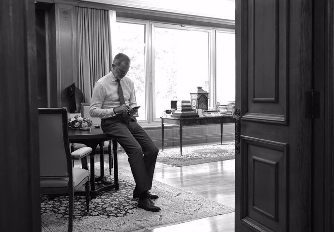 El Rey Felipe VI en su despacho del Palacio de la Zarzuela.