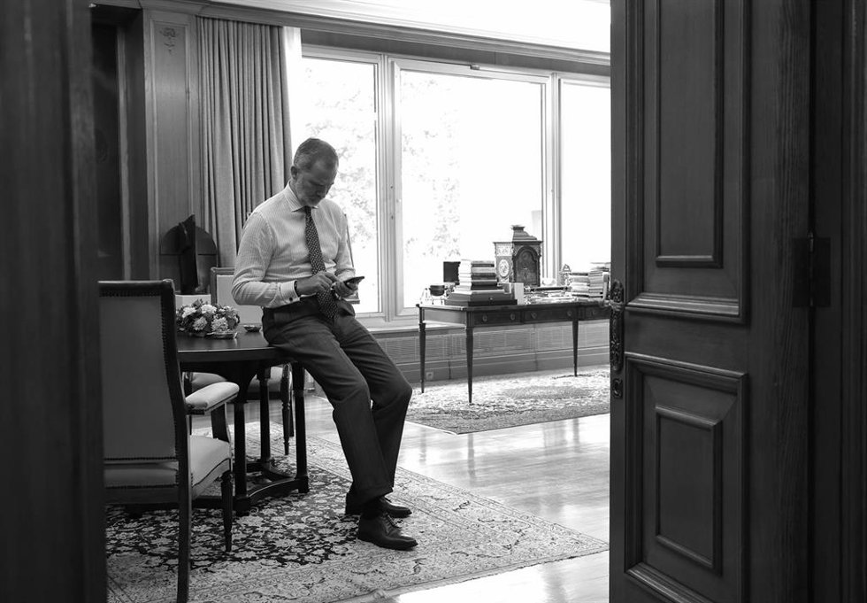 El Rey Felipe VI en su despacho del Palacio de la Zarzuela.