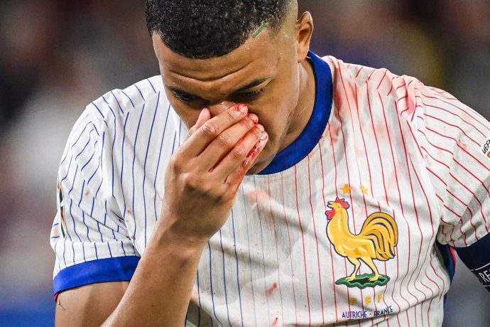 17 June 2024, North Rhine-Westphalia, Duesseldorf: France's Kylian Mbappe holds his bleeding nose during the winning the UEFA Euro 2024 Group D soccer match between Austria and France at the Duesseldorf Arena. Photo: Matthieu Mirville/ZUMA Press Wire/dpa