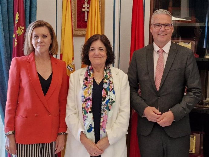 María Dolores de Cospedal, presidenta del Instituto de Liderazgo Político, María Dolores García, presidenta de la UCAM, y Ludger Gruber, representante de la Fundación Konrad Adenauer en España y Portugal, tras el acuerdo suscrito