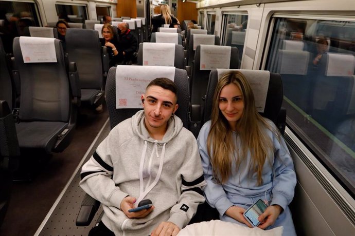 Archivo - Dos jóvenes en el tren de alta velocidad desde Murcia a Madrid