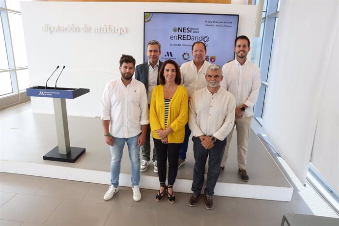 La vicepresidenta y diputada de Innovación Social y Equilibrio Territorial, Antonia Ledesma, junto a Diego Isabel La Moneda, director y cofundador de Fundación Foro NESI; y representantes de municipios del Consorcio Zona de Antequera.