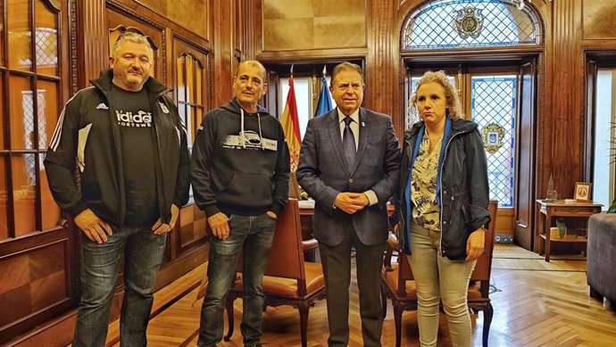 El alcalde, Alfredo Canteli, recibe a los representantes de la Aparo.