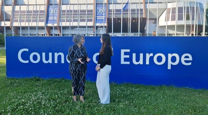 La consejera de Desarrollo Sostenible de Castilla-La Mancha, Mercedes Gómez, en el encuentro con la estudiante Mar Tomás Mollá, en Estrasburgo.