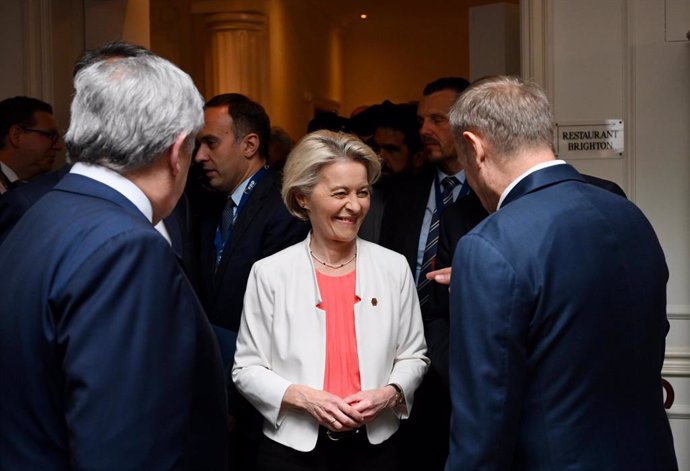 El ministro de Exteriores de Italia, Antonio Tajani, con Ursula von der Leyen, presidenta de la Comisión Europea, en la cumbre del PPE en Bruselas