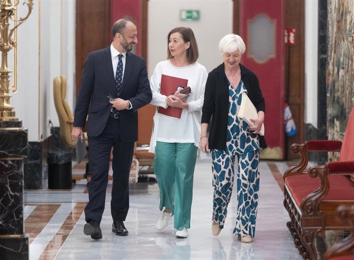 (I-D) El vicepresidente primero del Congreso, Alfonso Rodríguez Gómez de Celis; la presidenta del Congreso, Francina Armengol; y la secretaria segunda de la Mesa, Isaura Leal.
