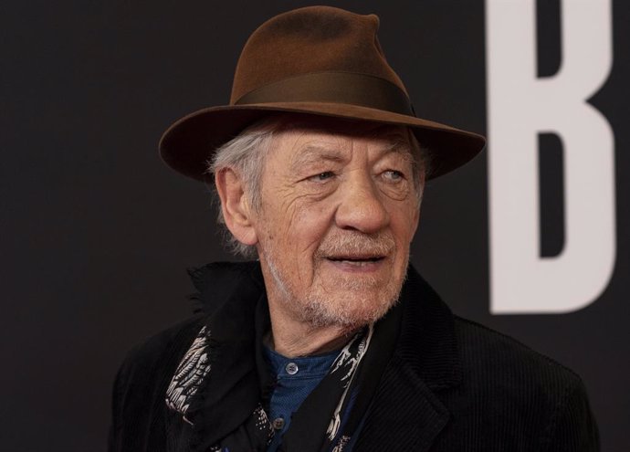 Ian McKellen, hospitalizado tras caerse del escenario