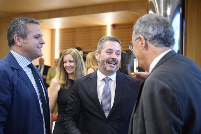 (I-D)  Jorge Rodrigo; Mariano de Paco, y el presidente de la Asamblea de Madrid, Enrique Ossorio, conversan a su llegada a un desayuno Madrid de Europa Pres