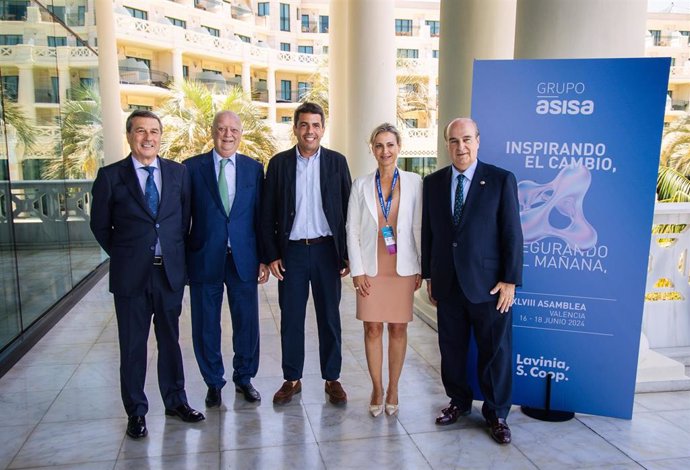 Marciano Gómez, conseller de Sanidad; Francisco Ivorra, pte de ASISA-Lavinia; Carlos Mazón, presidente de la Generalitat; y los consejeros de ASISA-Lavinia, Paula Giménez (delegada Alicante) y Javier Gómez-Ferrer, (delegado Valencia)