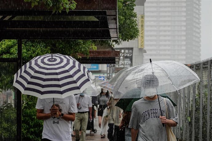 Archivo - Peatones en japón bajo la lluvia