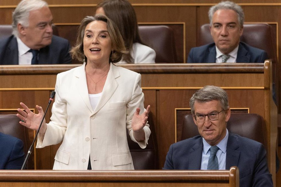La secretaria general del PP, Cuca Gamarra, interviene durante una sesión de control en el Congreso de los Diputados, a 12 de junio de 2024, en Madrid (España). Durante el pleno del Congreso, el líder del PP y el máximo dirigente de Vox han pedido al p