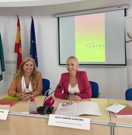 La directora del IAM, Olga Carrión, y la presidenta de la Federación Nacional de Mujeres Gitanas Kamira, Carmen Santiago, en la presentación del libro 'Talento, creatividad y diversidad romaní en España. Gitanas'.