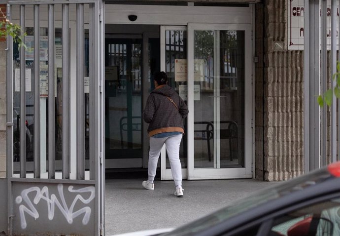 Archivo - Una mujer entra a un Centro de Salud.