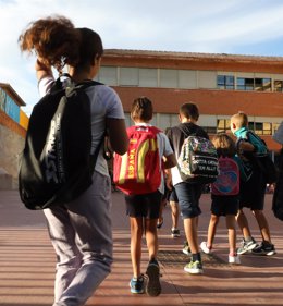 Archivo - Varios niños a su llegada a clase.