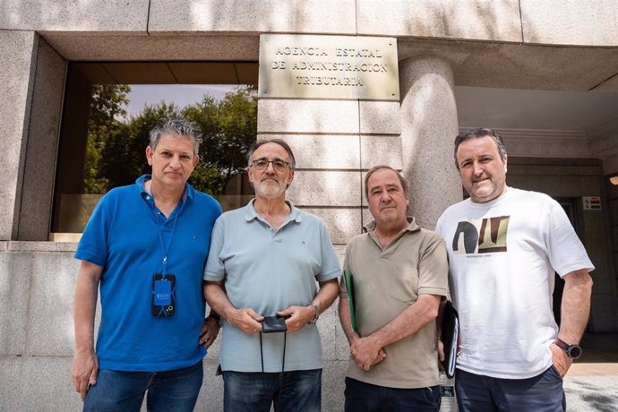 (I-D) El secretario general de SIAT, Manuel Porras; el representante estatal de UGT en AEAT, Antonio García; el portavoz CSIF en la Agencia Tributaria, Agustín Muñoz y el secretario general de CCOO, Paco Tamargo.