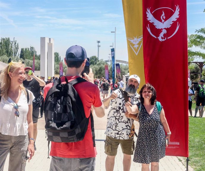 Decenas de personas durante el evento Pokemon Go Fest, en el Parque Juan Carlos I, en Madrid (España). 