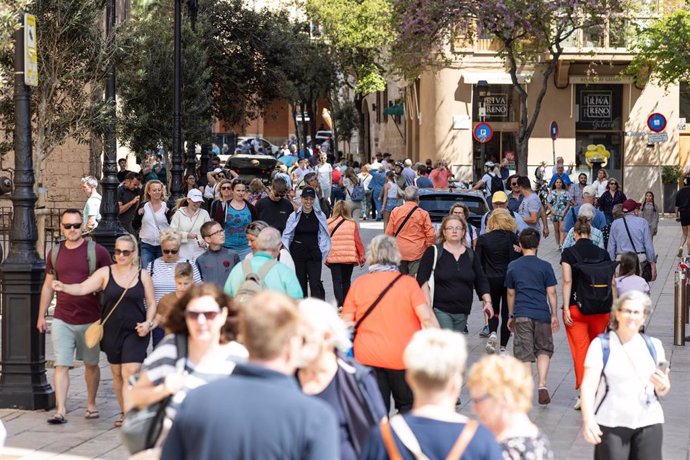 Archivo - Varios turistas en una calle de Palma de Mallorca, a 16 de abril de 2024, en Palma de Mallorca, Mallorca, Baleares (España).