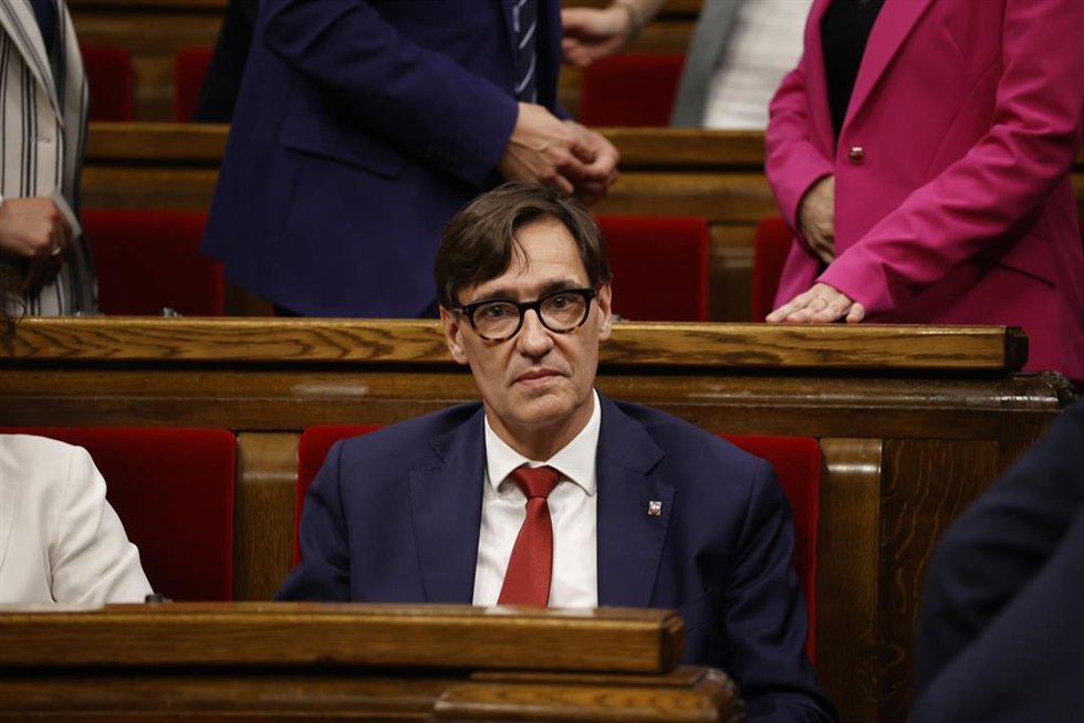 Archivo - El candidato del PSC a la presidencia de la Generalitat, Salvador Illa, en el Parlament de Catalunya