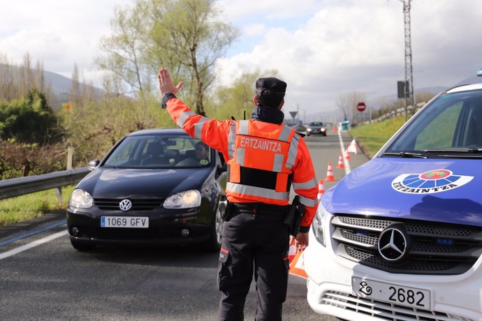 La Ertzaintza refuerza desde el lunes la inspección de las condiciones técnicas de los vehículos en vías secundarias