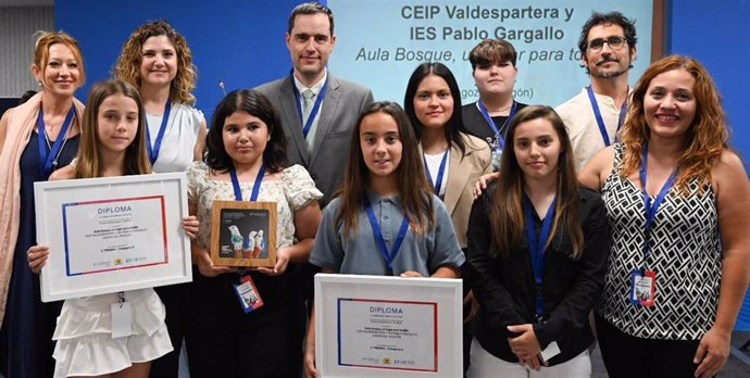 Alummos del IES Pablo Gargallo y CEIP Valdespartera posan como ganadores en su categoría en los Premios Ecoinnovación de Fundación Endesa.