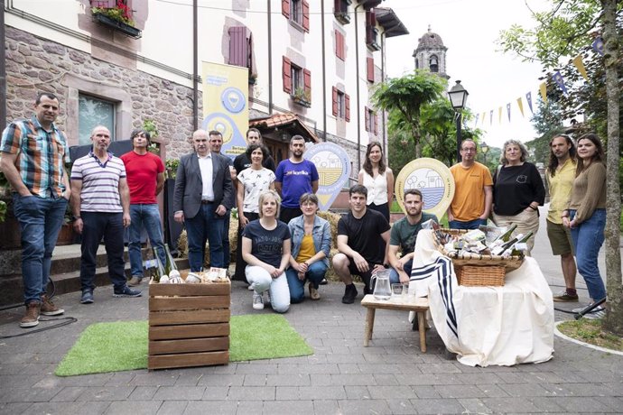 El consejero Aierdi junto al director general Rubén Goñi, la gerente de INTIA, Natalia Bellostas, y productores y productoras en la presentación de los sellos