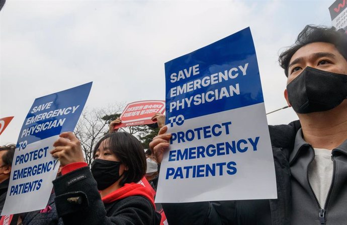 Archivo - Imagen de archivo de médicos surcoreanos protestando contra la reforma sanitaria del Gobierno.