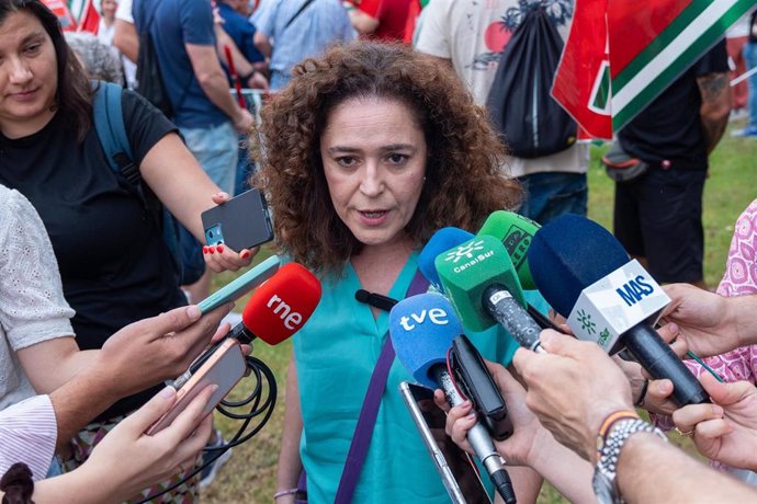 La portavoz del Grupo Por Andalucía, Inmaculada Nieto, este martes durante su atención a los medios en el acto de protesta convocado por CCOO. 