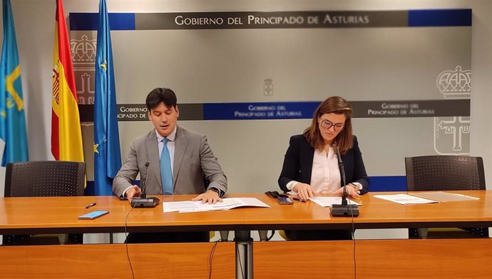 El consejero de Ciencia, Empresas, Formación y Empleo, Borja Sánchez, y la directora gerente del Sepepa, Begoña López, en rueda de prensa.