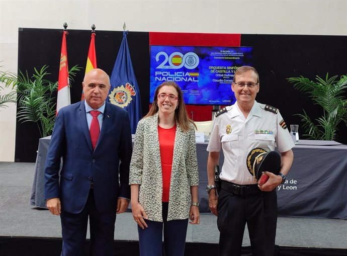 La directora general de Políticas Culturales, Inmaculada Martínez, junto al subdelegado del Gobierno en Valladolid, Jacinto Canales, y al comisario Jefe Provincial de la Policía Nacional en Valladolid, Francisco Javier Oterino Durán