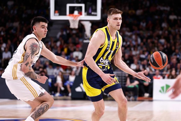 Archivo - El Ala-pívot estadounidense Nathan Sestina (Fenerbahce), contra el Real Madrid en la Euroliga 2023-2024.