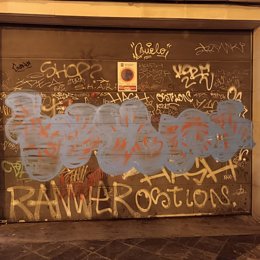 La Policía Local de Logroño denuncia a una persona tras sorprenderla haciendo grafitis en el Casco Antiguo
