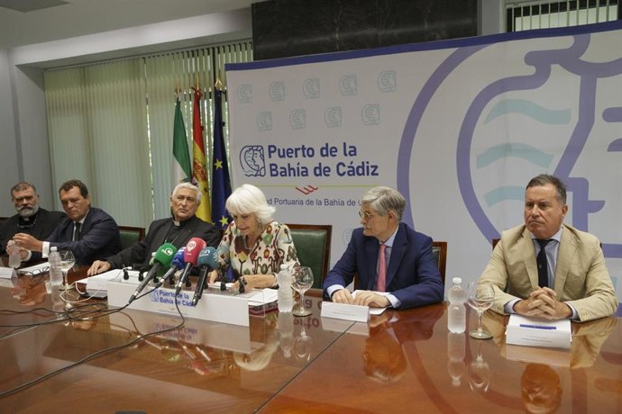 La presidenta de la Autoridad Portuaria de la Bahía de Cádiz, Teófila Martínez, junto a representantes de otras instituciones que integrarán el Comité de Bienestar de la Gente del Mar.