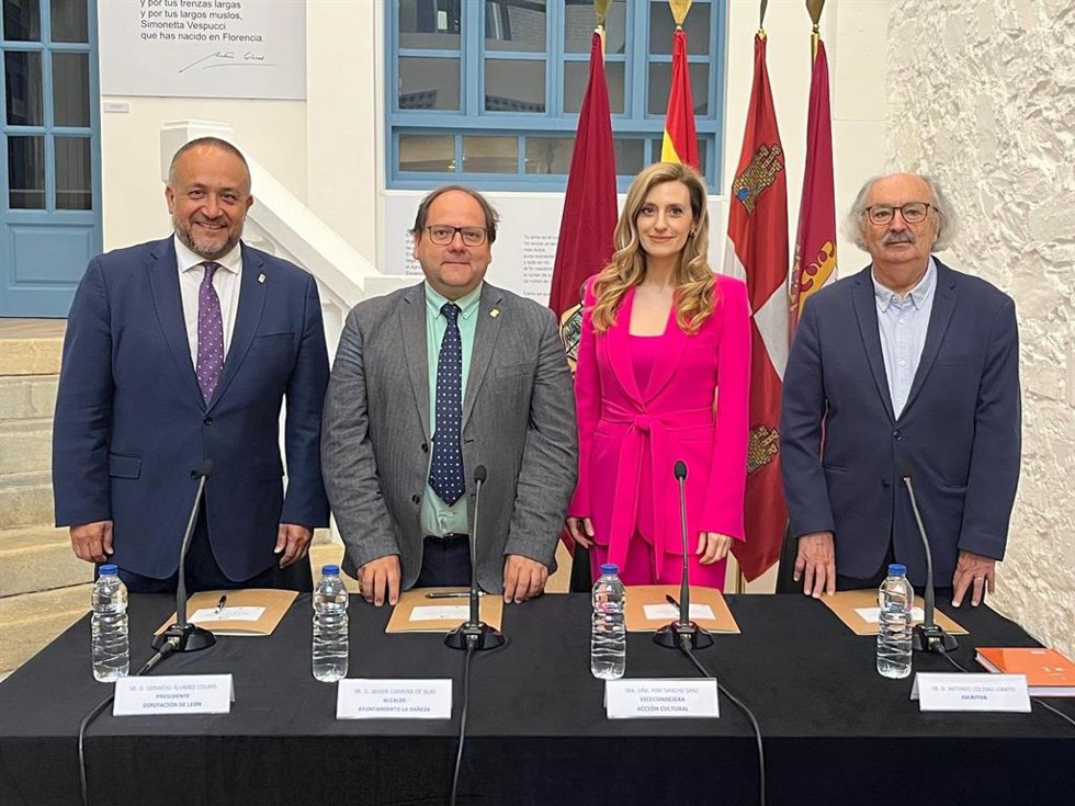 El presidente de la Diputación, Gerardo Álvarez; el alcalde de La Bañeza, Javier Carrera; ; la viceconsejera de Acción Cultural, Mar Sancho, y el escritor Antonio Colinas, en la presentación del protocolo.