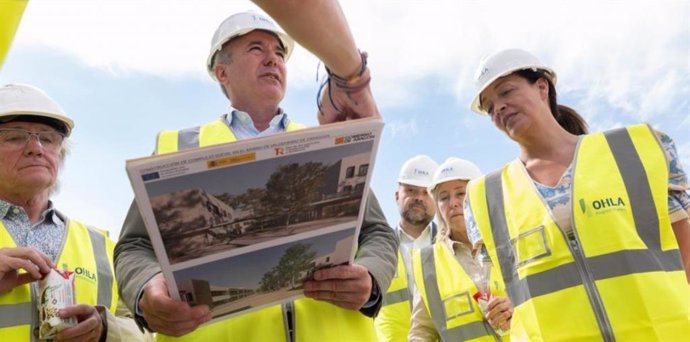 Azcón durante la visita a la parcela donde se levantará el complejo residencial de Valdefierro.