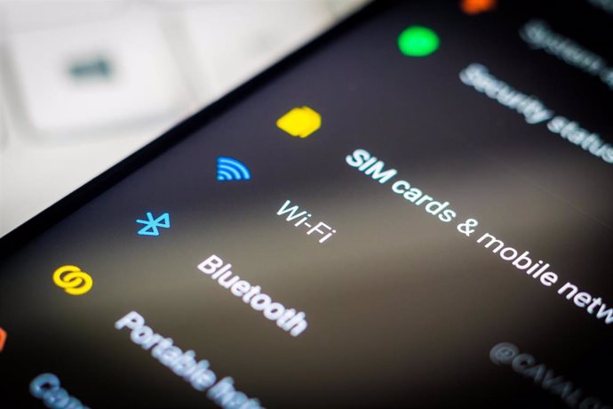 Archivo - Pantalla de ajustes de un teléfono móvil con los iconos de Bluetooth y Wi-Fi.