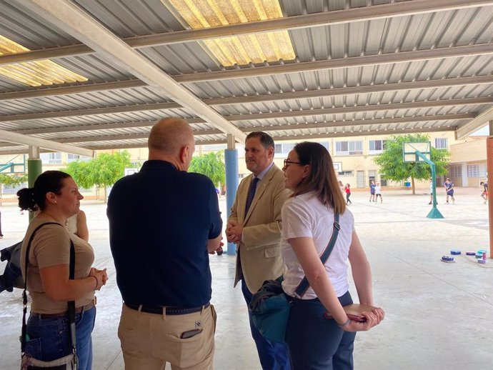 Visita del delegado territorial de Desarrollo Educativo y FP de la Junta de Andalucía en Almería, Francisco Alonso Martínez, al centro educativo.