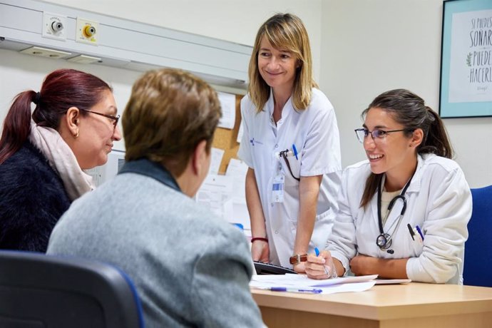 Profesionales sanitarias en una consulta de Osakidetza.