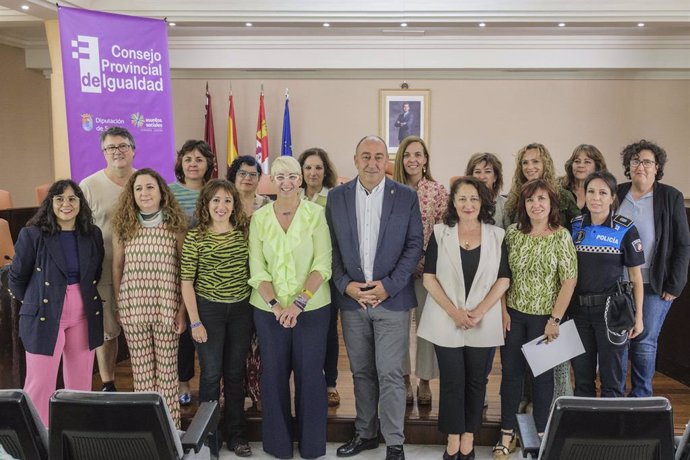 Foto de familia de los miembros del Consejo Provincial de Igualdad. En el centro, el presidente de la Diputación de Segovia, Miguel Ángel de Vicente.