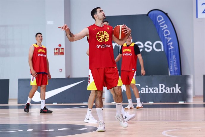 El internacional Alberto Abalde ha abandonado la concentración de la selección española de baloncesto en Madrid por unas molestias físicas.  