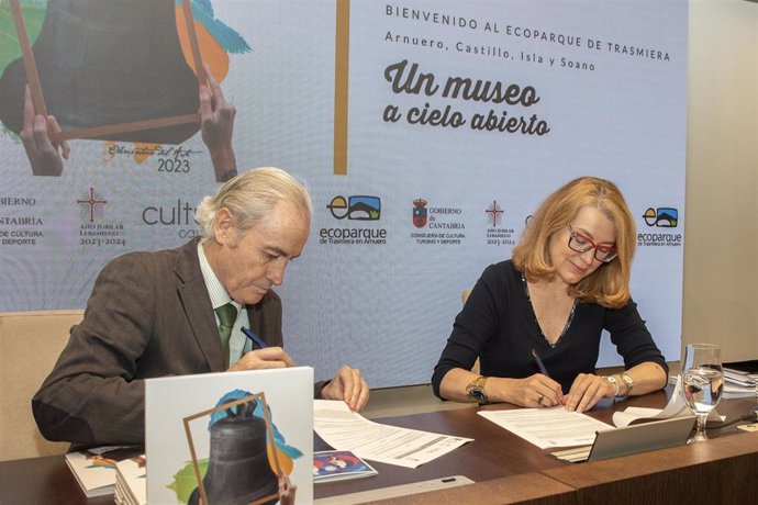 La consejera de Cultura, Turismo y Deporte, Eva Guillermina Fernández, firma el convenio de colaboración con el Ecoparque de Trasmiera