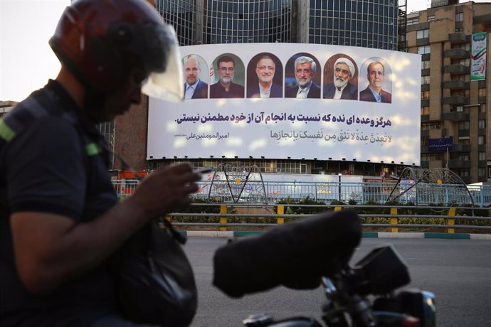 Un cartel con las imágenes de los seis candidatos a las elecciones presidenciales en Irán en una calle de la capital, Teherán (archivo)