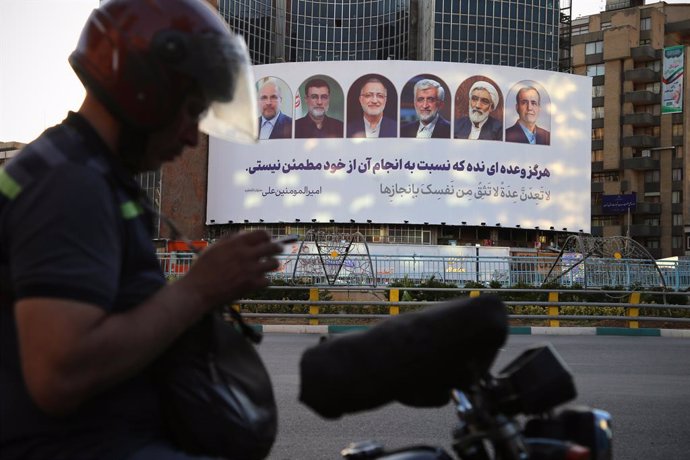 Un cartel con las imágenes de los seis candidatos a las elecciones presidenciales en Irán en una calle de la capital, Teherán (archivo)