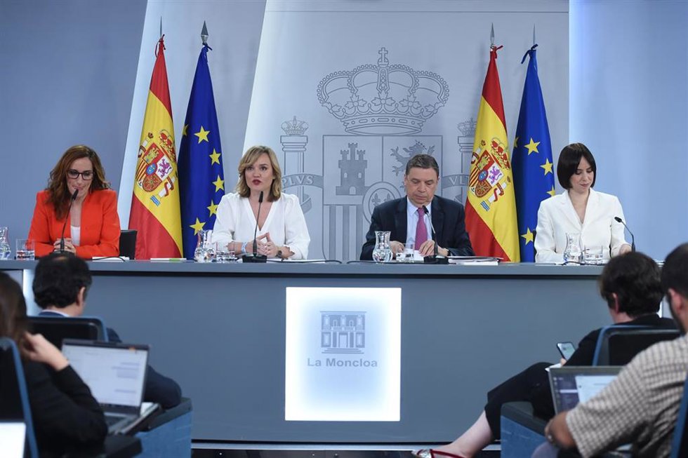 (I-D) La ministra de Sanidad, Mónica García; la ministra Portavoz, Pilar Alegría; el ministro de Agricultura, Pesca y Alimentación, Luis Planas y la ministra de Ciencia, Innovación y Universidades, Diana Morant, durante una rueda de prensa posterior al 