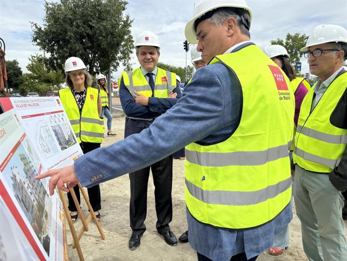 El consejero de Vivienda, Transportes e Infraestructuras, Jorge Rodrigo, visita la parcela, situada en la Avenida de las Suertes y la calle José Gutiérrez Maroto, en el barrio de  Ensanche de Vallecas de la capital