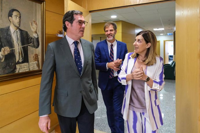 La presidenta de Cantabria, María José Sáenz de Buruaga, recibe al presidente de CEOE, Antonio Garamendi, junto al presidente de CEOE-Cepyme Cantabria, Enrique Conde