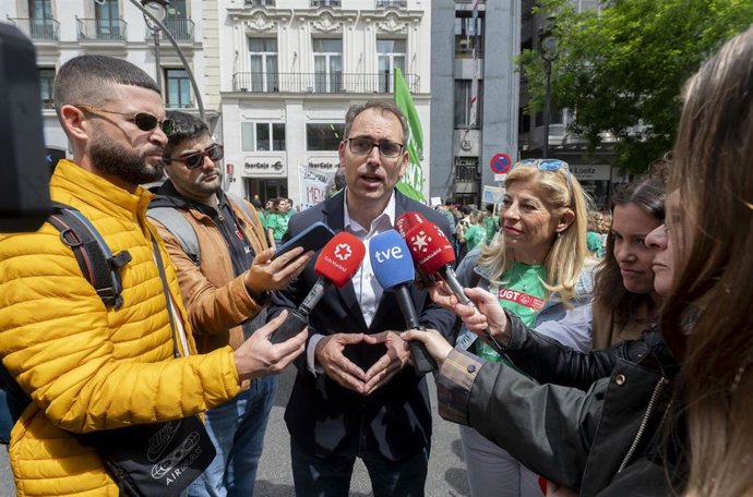 El diputado de Sumar Toni Valero atiende a los medios en una foto de archivo.