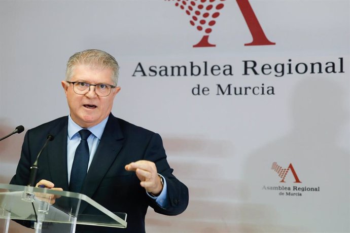 El portavoz del Grupo Parlamentario Socialista, José Vélez, en una rueda de prensa tras la primera sesión del Debate sobre el estado de la Región