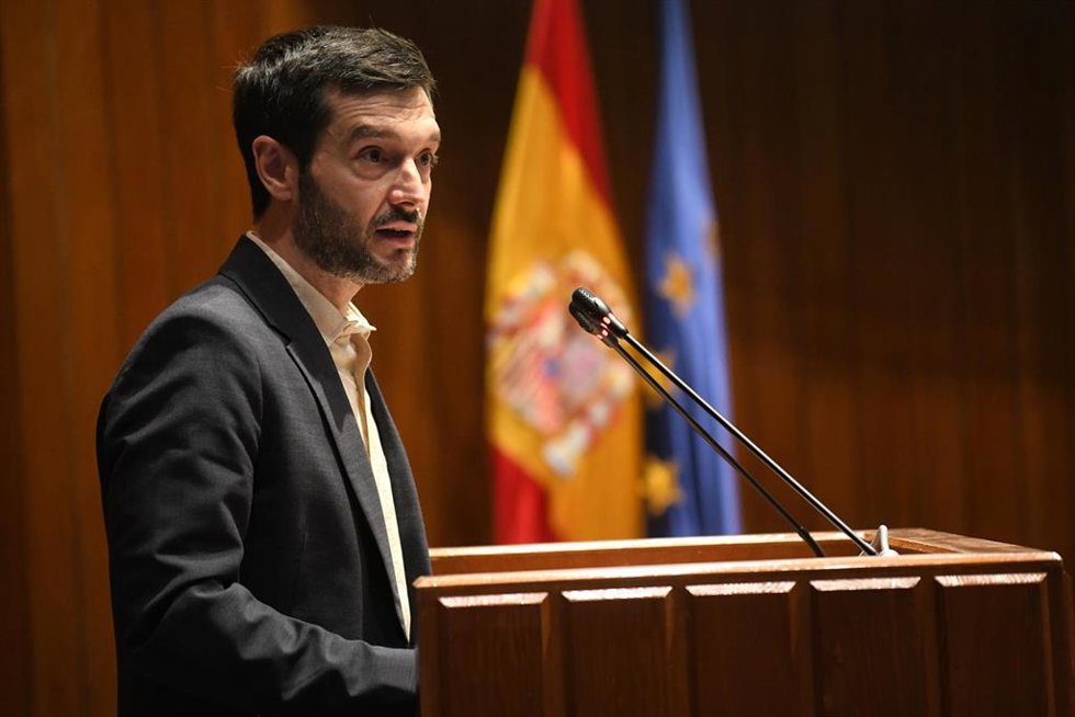 El ministro de Derechos Sociales y Agenda 2030, Pablo Bustinduy, interviene durante el acto Hacia una Prestación Universal por Crianza' en el Ministerio de Derechos Sociales, Consumo y Agenda 2030, a 18 de junio de 2024, en Madrid (España).